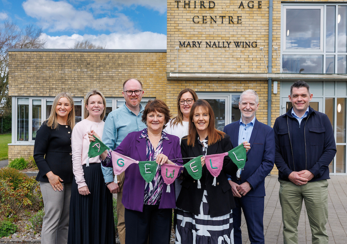 Áine Brady, CEO of AgeWell, and Áine McCleary, Chief Customer Officer at Bank of Ireland, pictured with representatives from Bank of Ireland and AgeWell at AgeWell HQ in Summerhill, Co. Meath. AgeWell received €20,000 through the Community Fund to extend its services supporting people living with dementia.